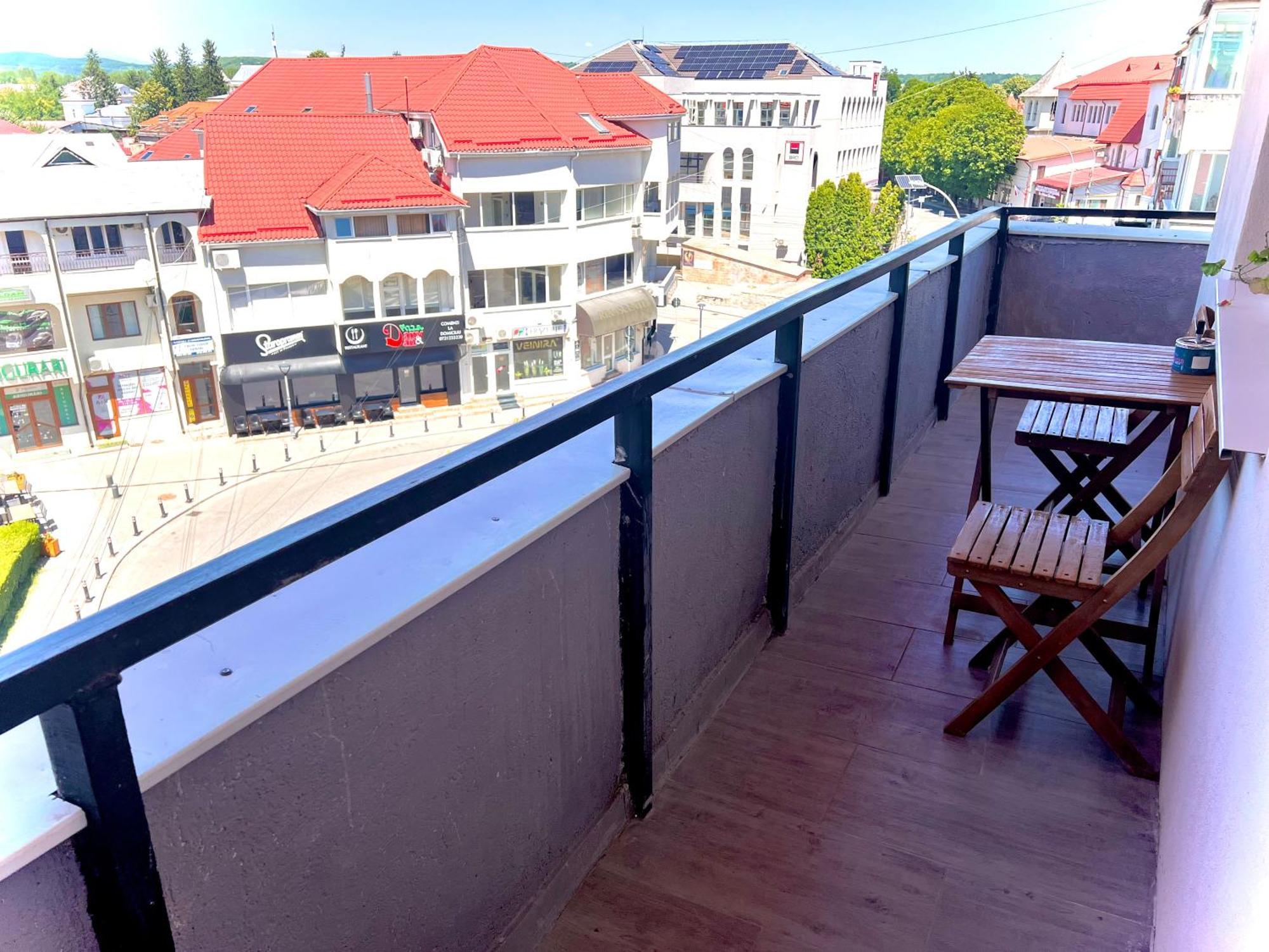 Old Town View- Ultracentral Apartment Targoviste Eksteriør billede